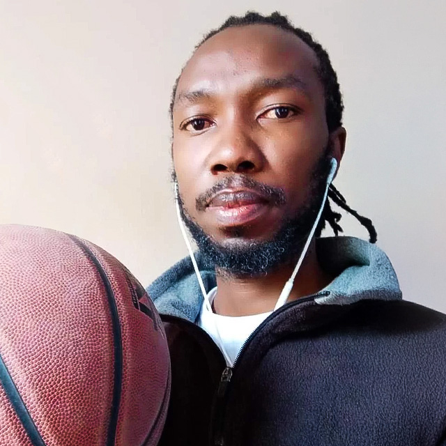 Phabian Mjarifu ist der Gründer und Mentor des sozialen Sportprojekts „Pamoja Basketball” in Arusha, Tansania.