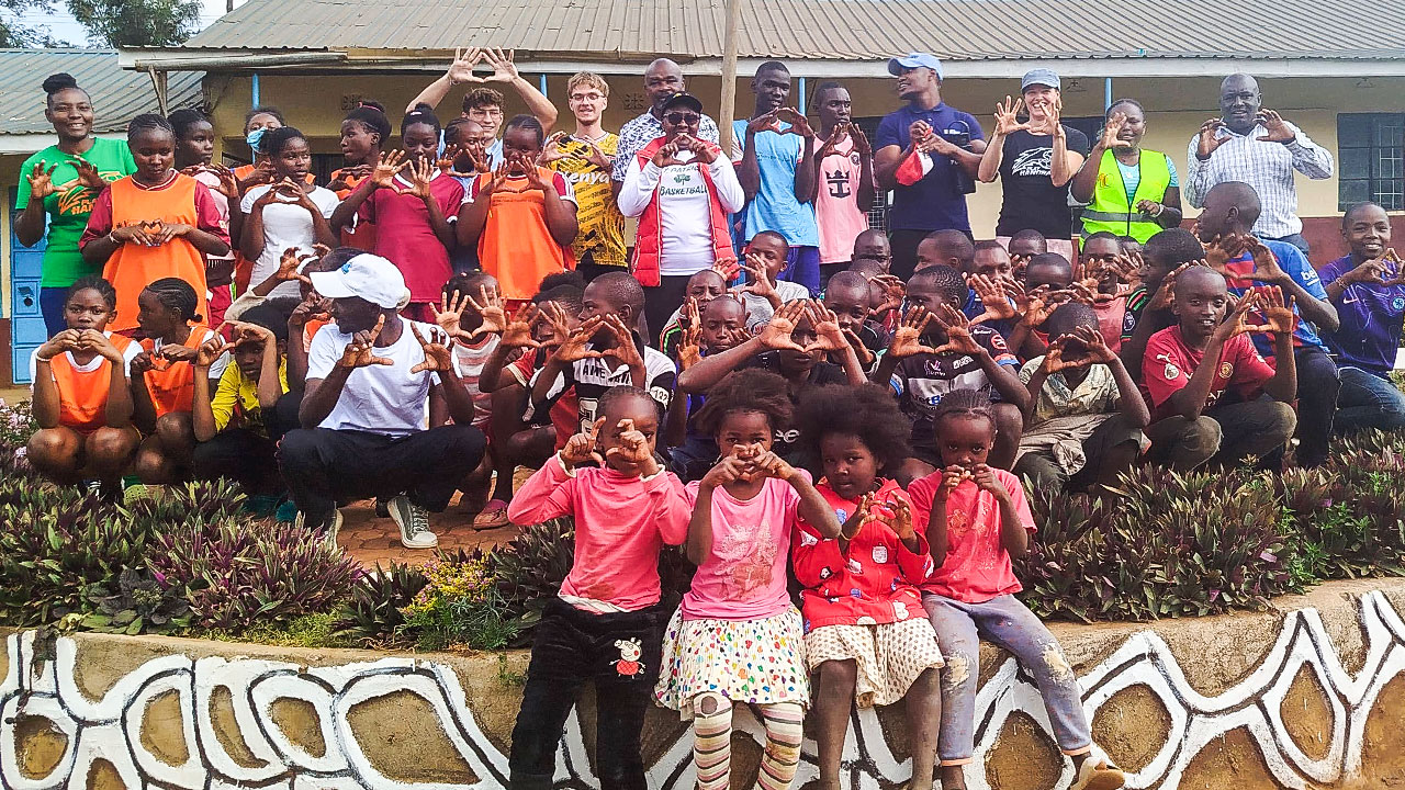 Nicola from COACH ABROAD poses for a group photo with volunteer sports coaches, project managers and numerous players from the handball project in Kenya.