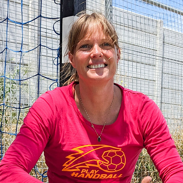 Die Gründerin von COACH ABROAD, Nicola Scholl, während eines Interviews für die NGO PlayHandball.
