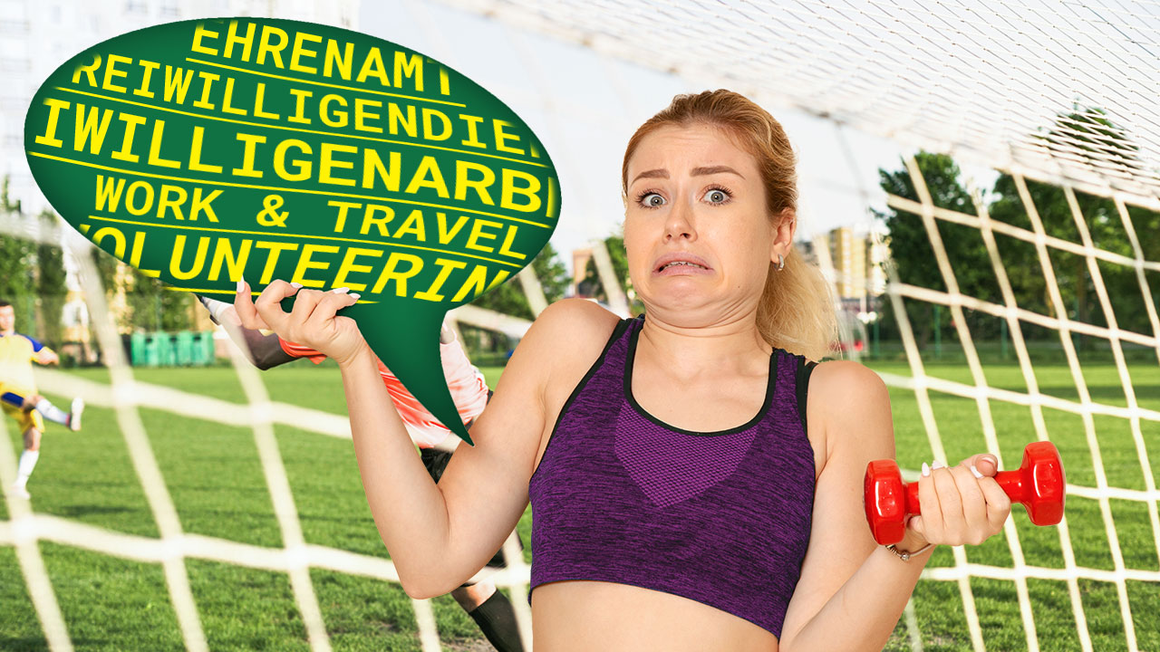 Eine verwirrte Sportlerin hält eine Tafel mit verschiedenen Begriffen aus dem Bereich der Freiwilligenarbeit hoch.